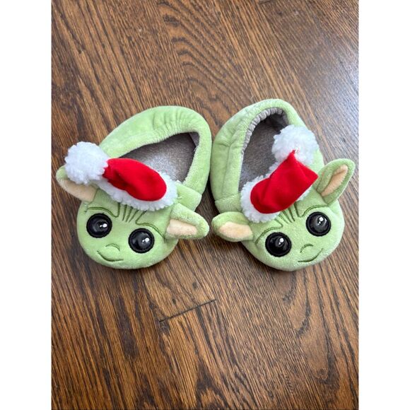 NWOT STAR WARS Baby Infant Size 6 (15-18 Mos) Yoda Mandalorian Santa Slippers - Picture 1 of 2